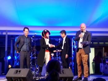 ホエール・フェスティバルの仮装パレード表彰式の写真