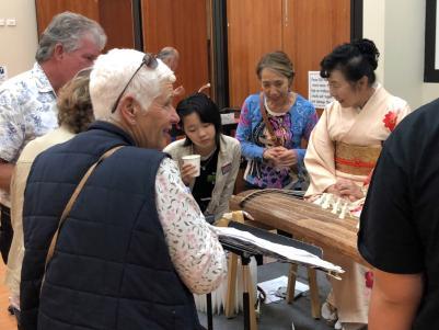 琴を囲んでの市民との交流の様子の写真