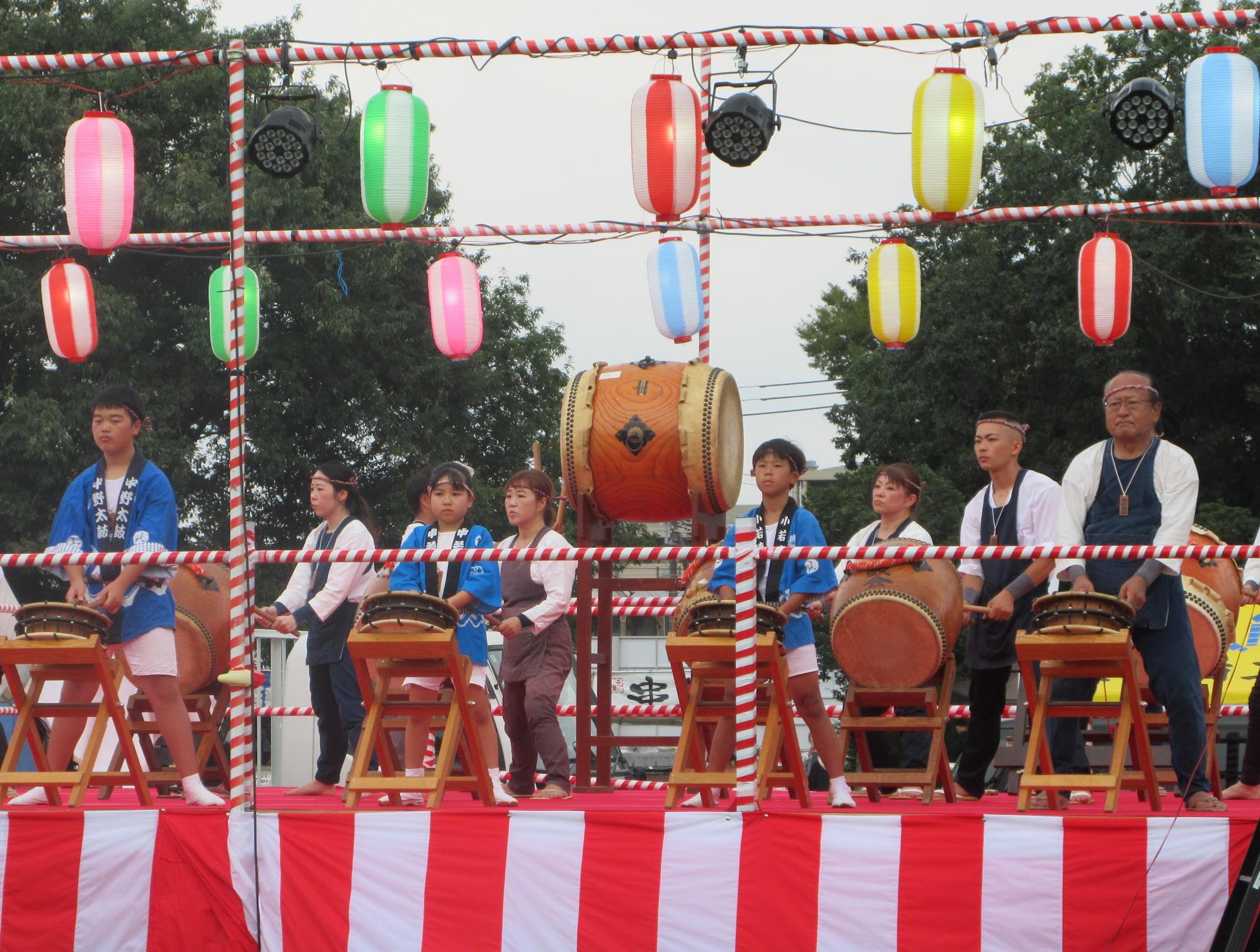太鼓をたたいている団体