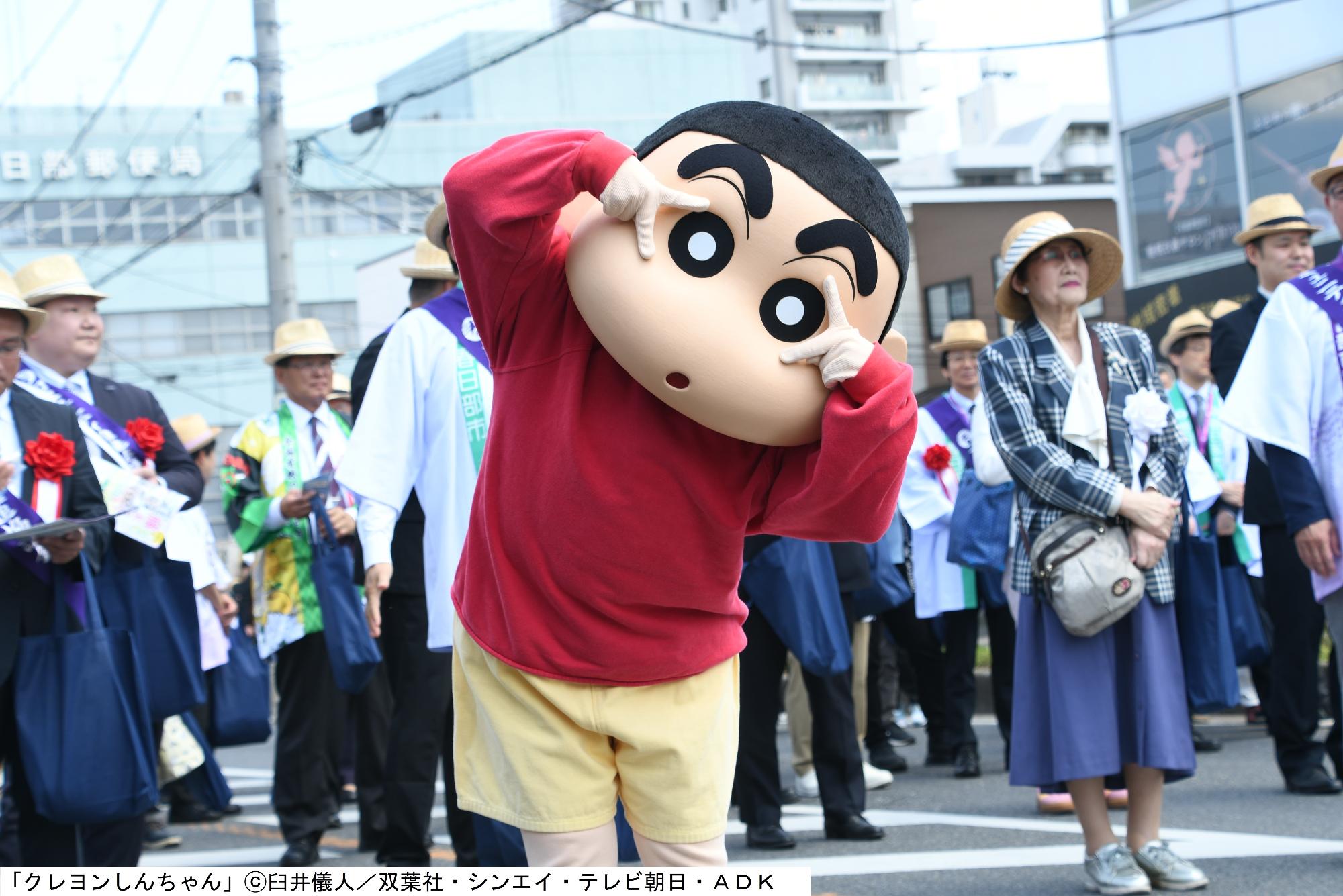 藤まつりでクレヨンしんちゃんがパレードに参加している