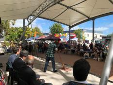 人々が見守る中行われている5周年記念式典の写真