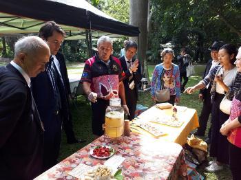 テーブルに並べられたアボリジニの伝統食材の説明をうける様子の写真