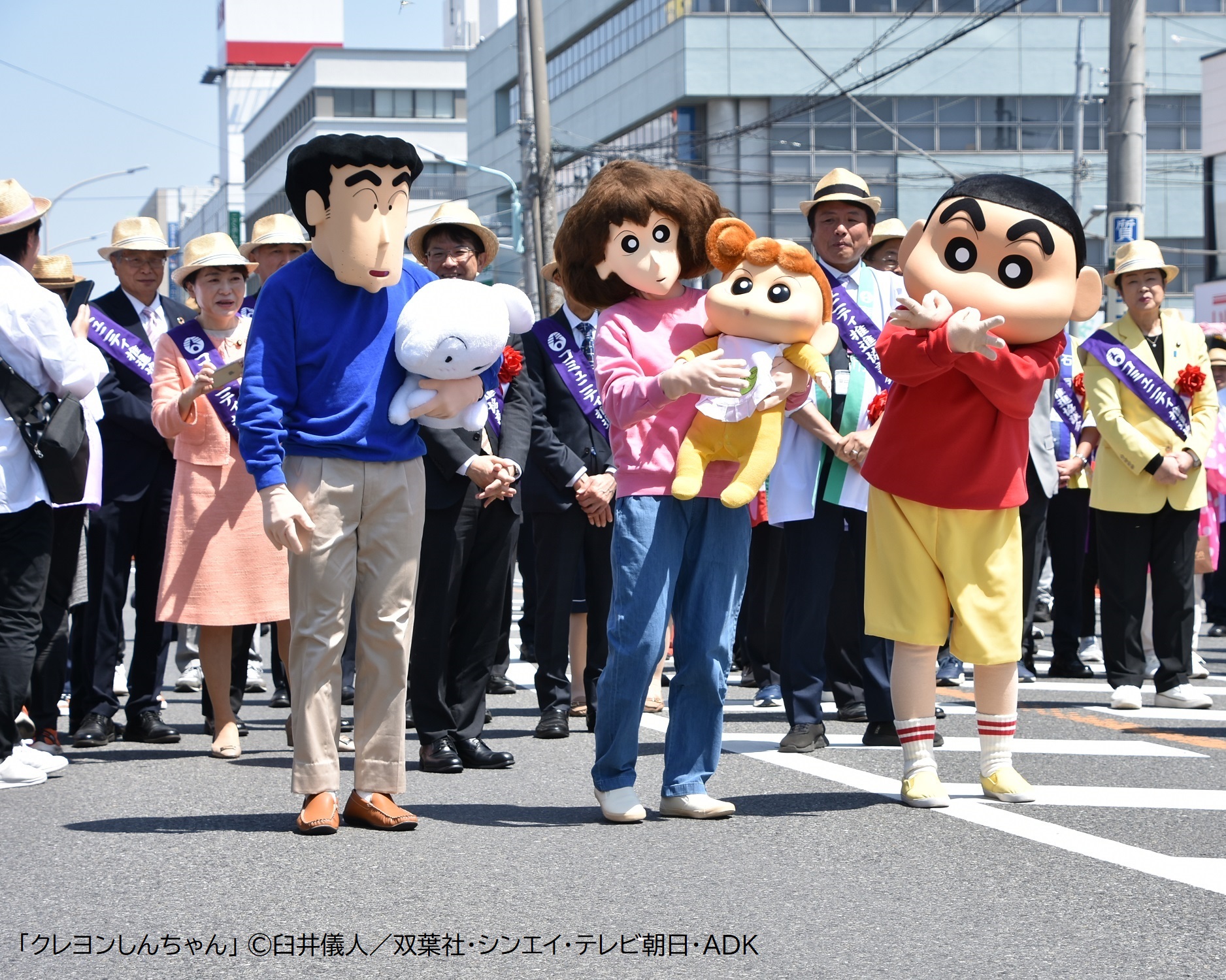 パレードに登場した『クレヨンしんちゃん』野原一家