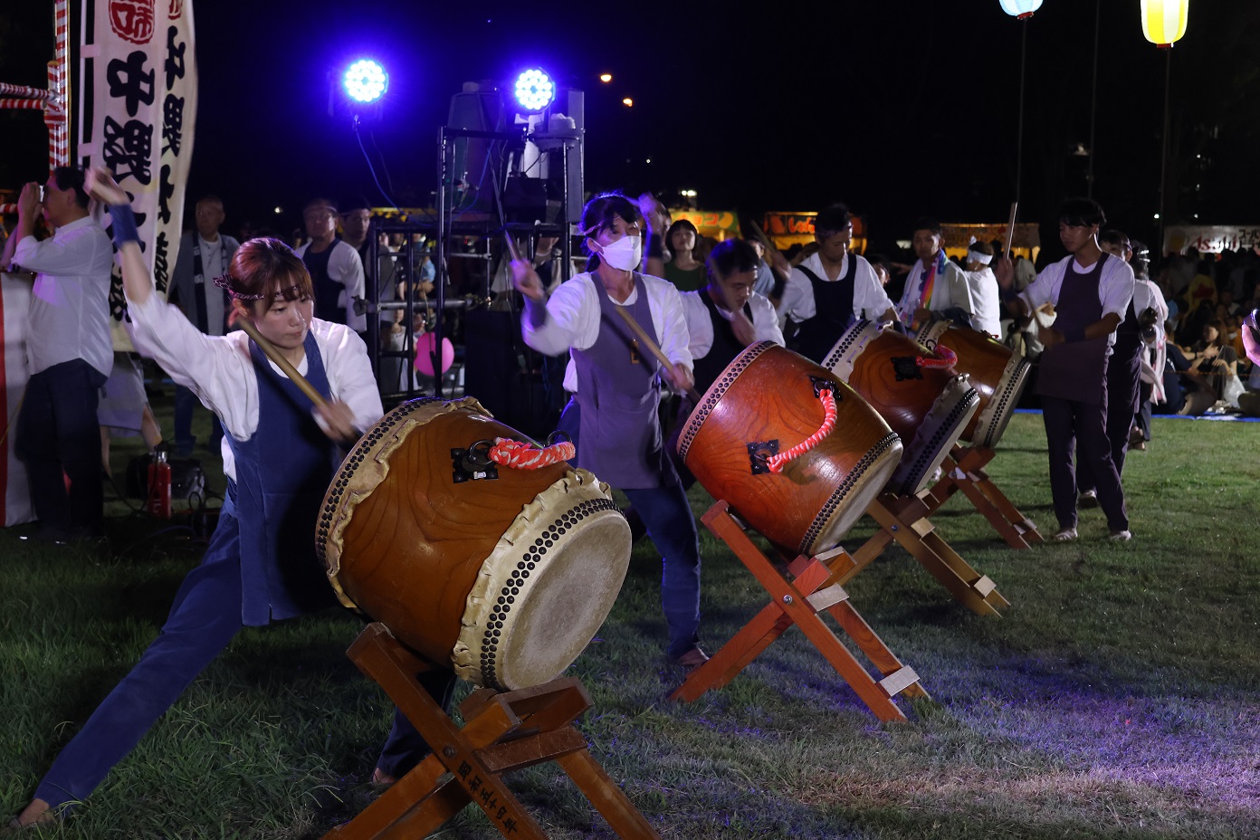 たいこをたたくひとびと