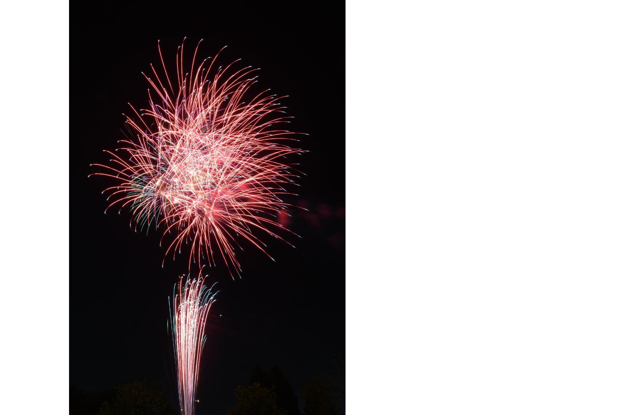 赤い花火が打ちあがる