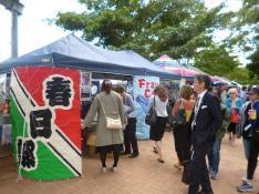 ピアパークコミュニティマーケットにて設けられた春日部市PRブースの写真