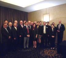 部屋の一角で撮影されたミーティング参加者の集合写真