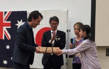 タイムカプセルが春日部市の高校生からフレーザーコースト市長へ手渡されている様子の写真