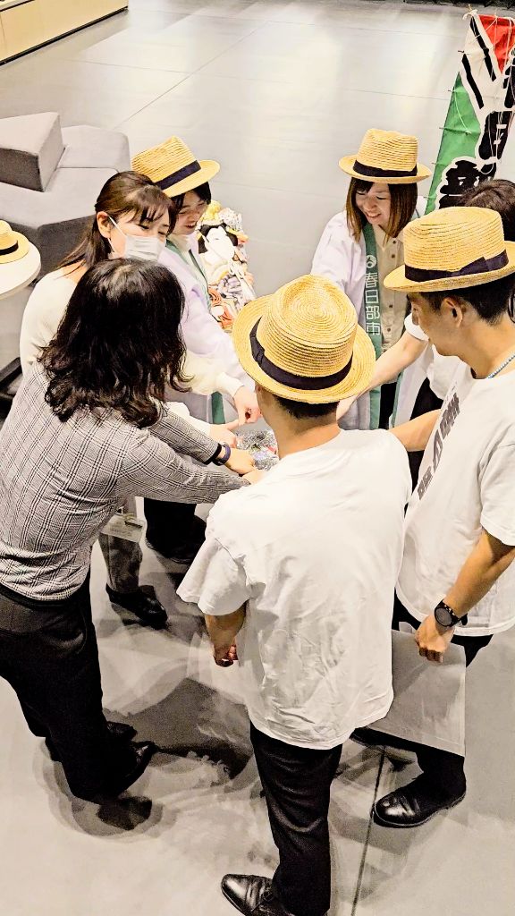 メンバーが円陣を組む様子