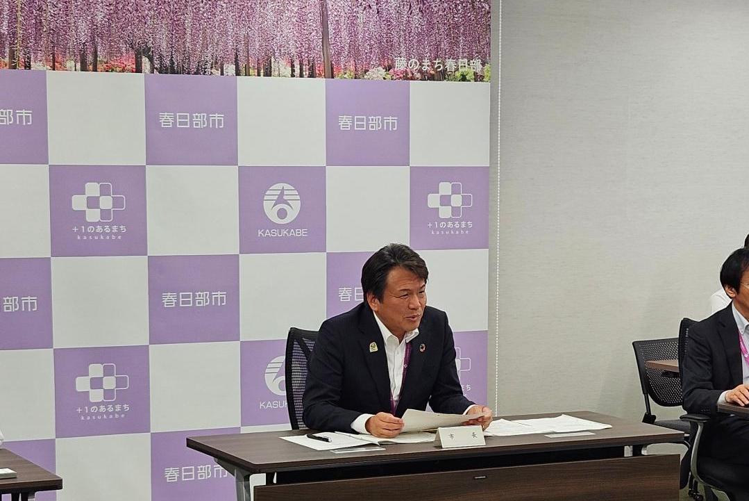 記者会見で説明を行う市長