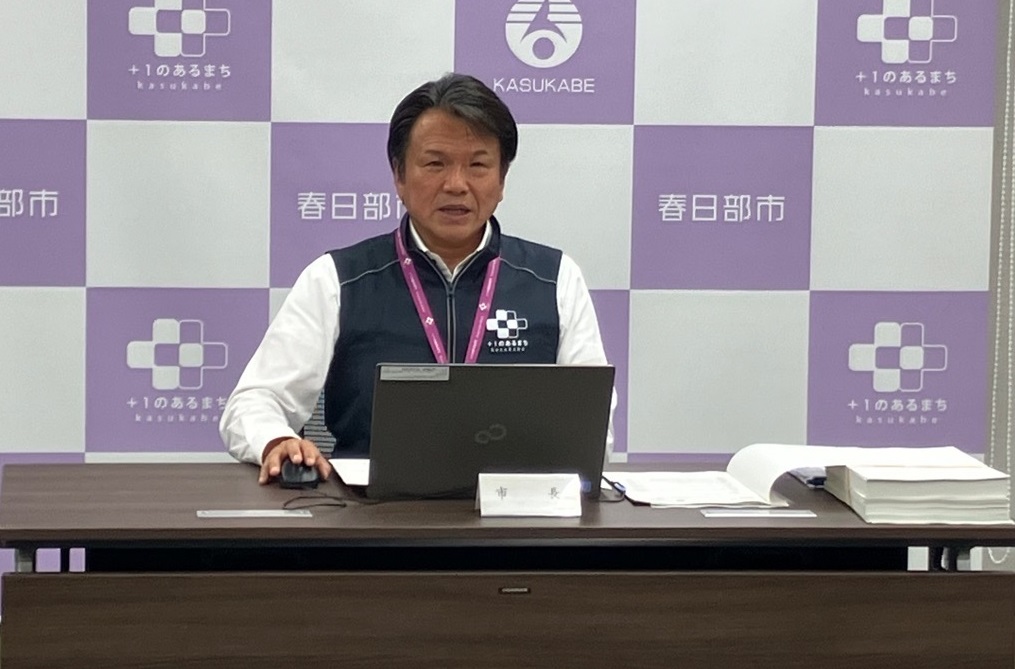 記者会見で説明を行う市長