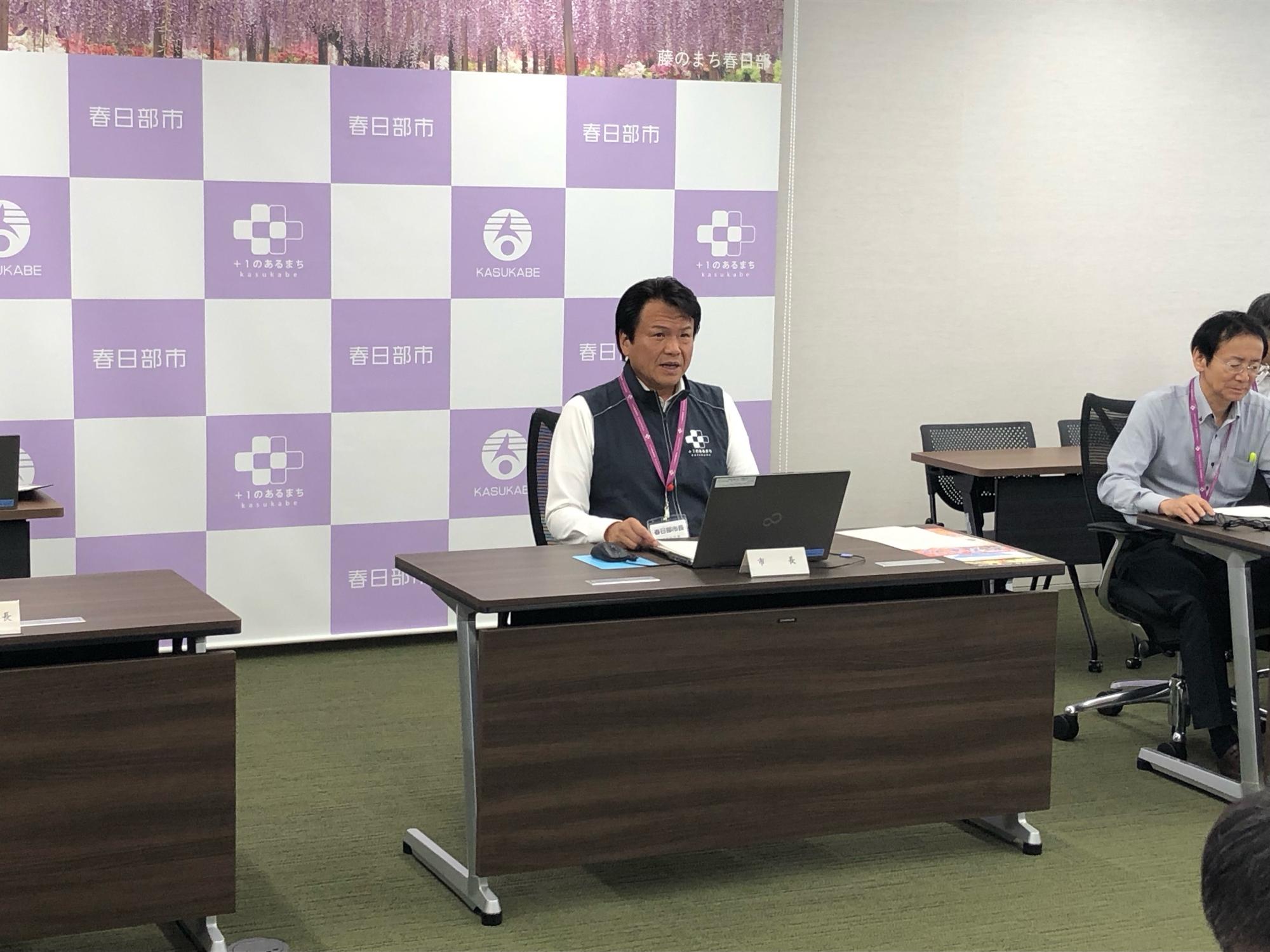 定例記者会見（7月）で説明を行う市長