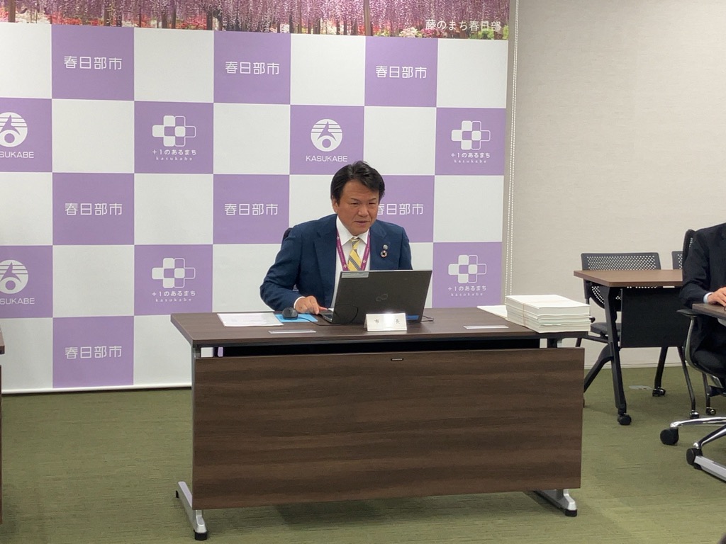 定例記者会見（8月）で説明を行う市長