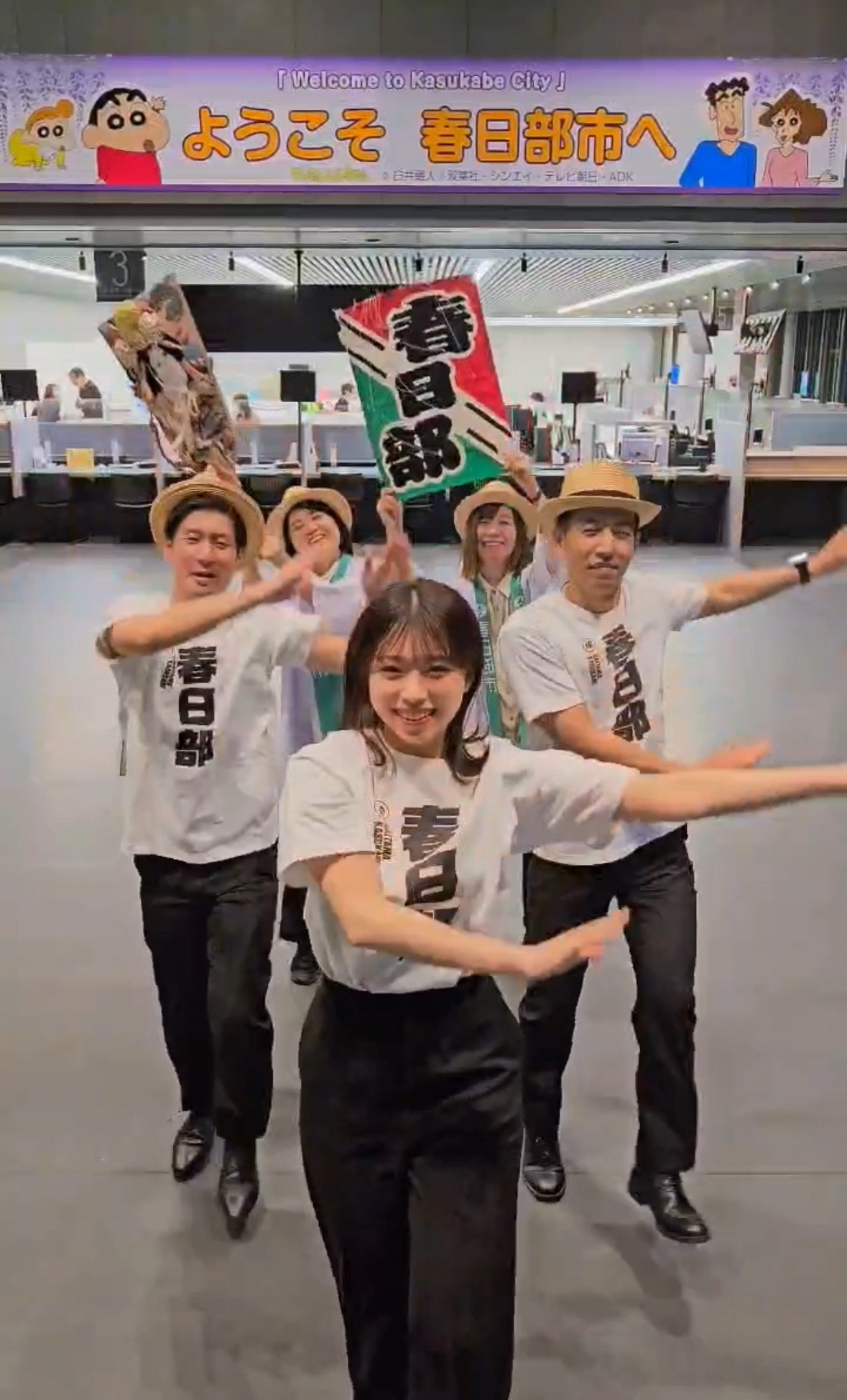 5人のダンサーが踊る様子