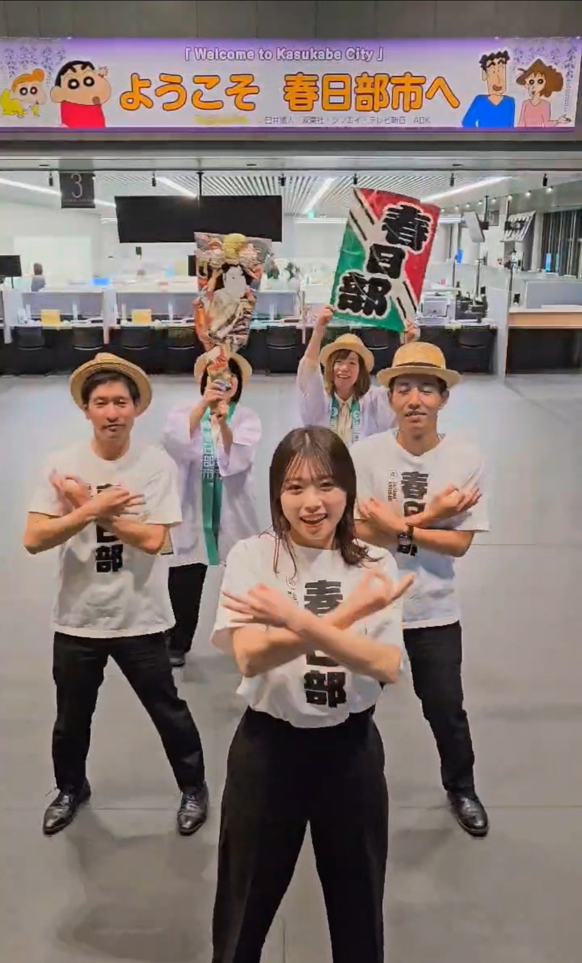 ダンスの途中で埼玉ポーズをとる様子