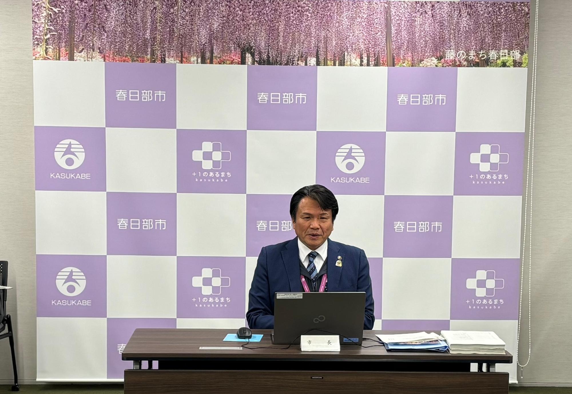 記者会見を行う市長