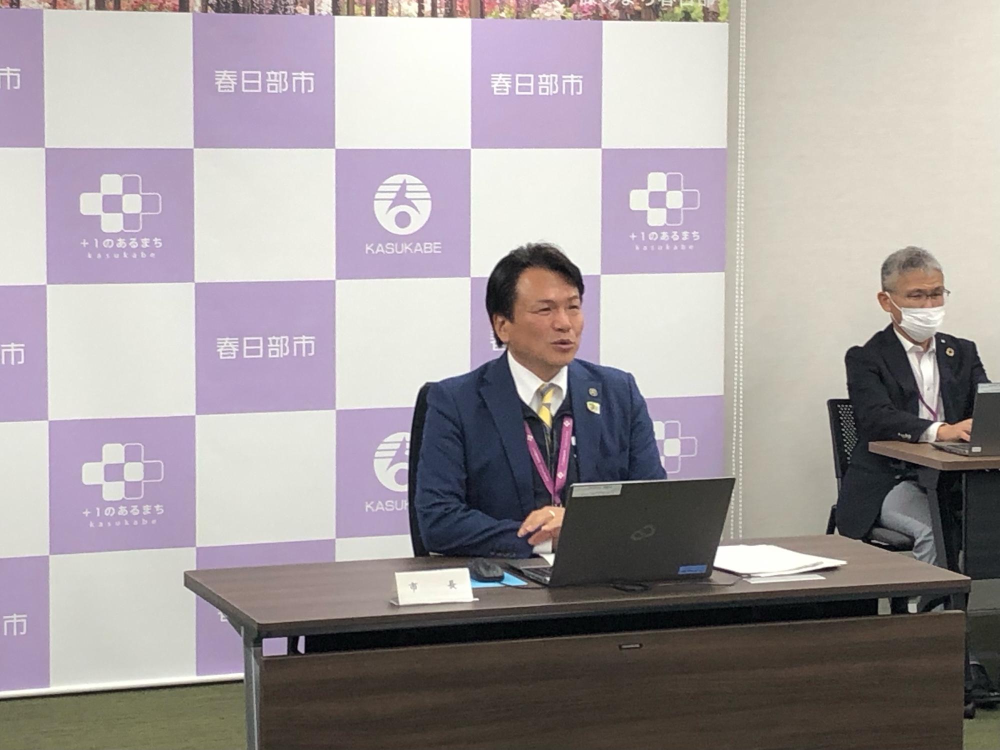 記者会見で説明を行う市長