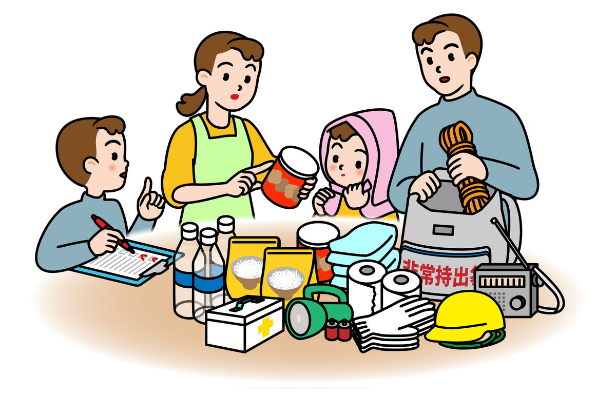 備蓄品を確認する家族