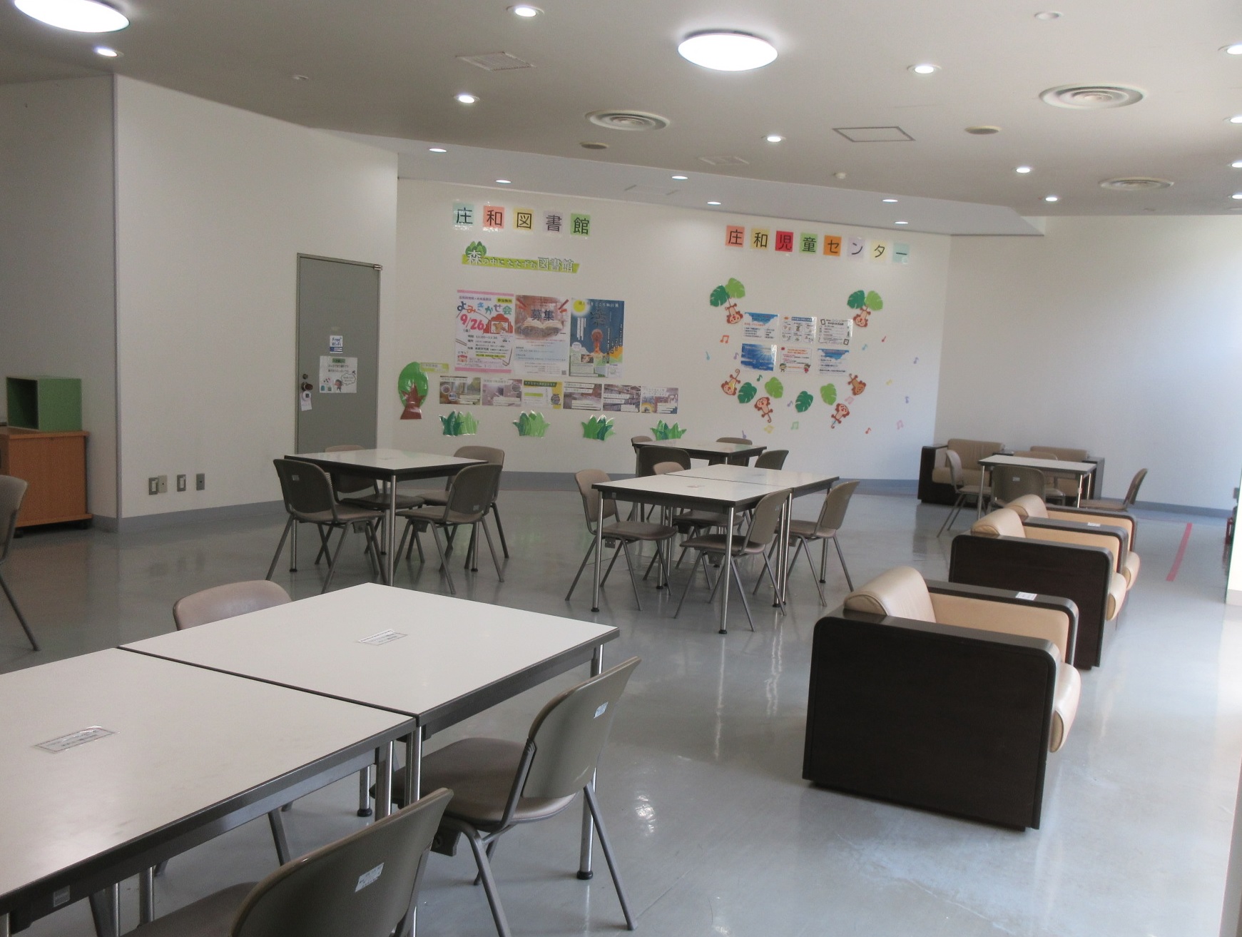 イベント情報コーナー、椅子・テーブルの設置状況。