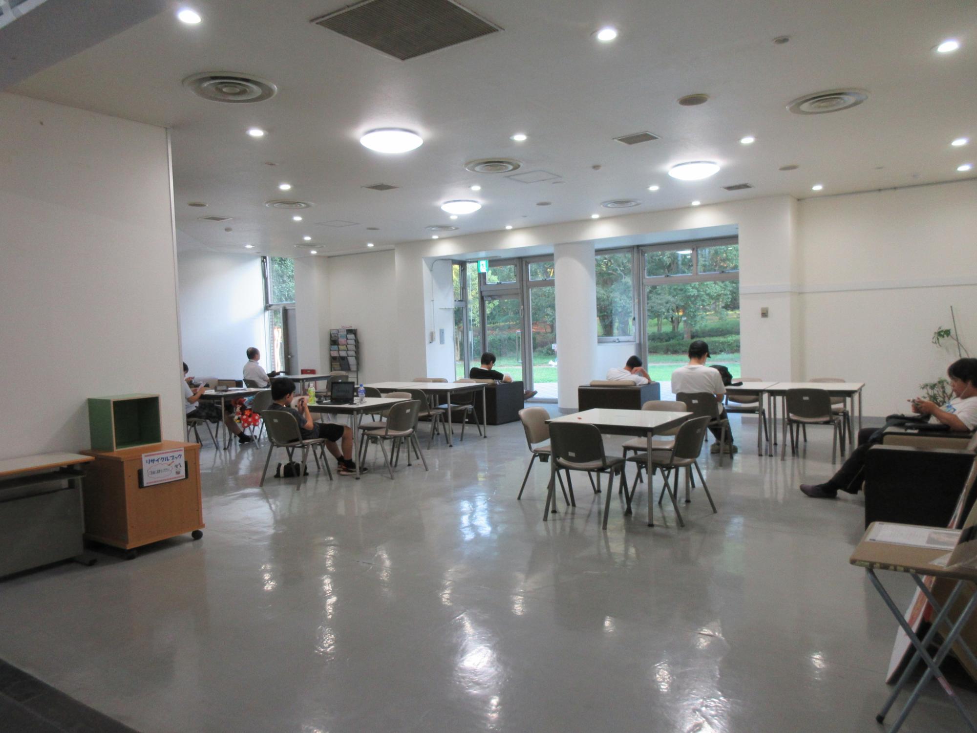 イベント情報コーナー入口方面より