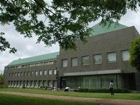 公園側から見た庄和総合支所の外観写真