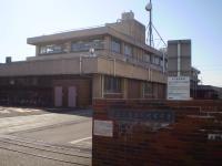 レンガ造りの門とその奥に建物が写っている埼玉県東部中央福祉事務所が設置されている春日部地方庁舎の外観写真