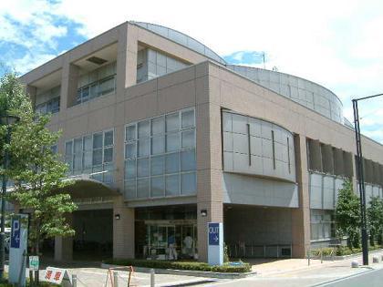 春日部市総合福祉センター「あしすと春日部」の茶色とグレーの建物の外観写真