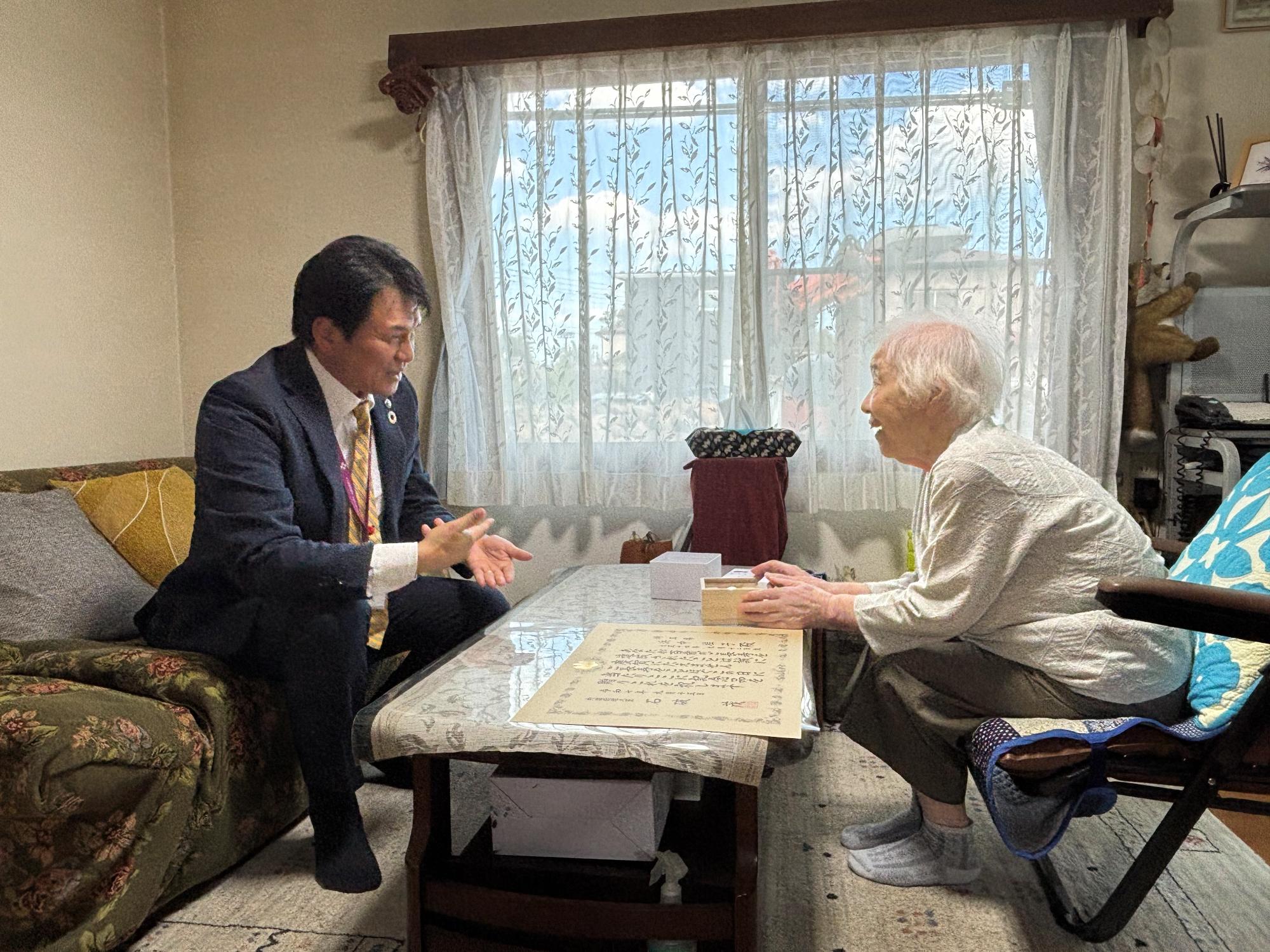 市長と長寿者で歓談を行う様子
