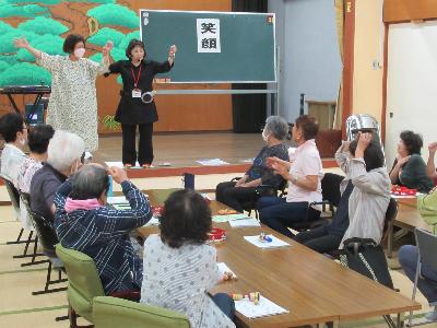 教室終了後、講師が参加者より拍手されている様子