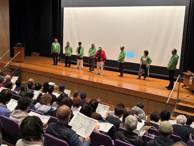 粕壁市民センターの講堂で受講生が講師の話を聞いている様子