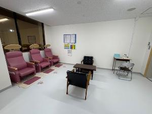 庄和高齢者憩いの家のラウンジ。電位治療器や血圧計が置いてあります。