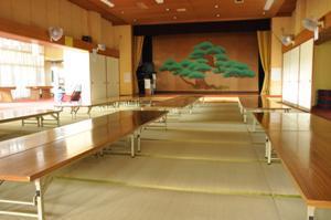 畳敷きで舞台のある、大広間の内装写真