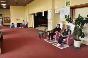 観葉植物などと共にロビー内に設置された、電位治療器類の写真