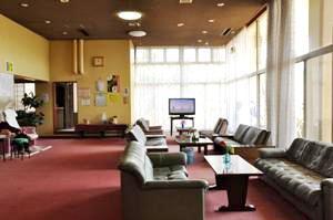 ソファなどでゆったり過ごせる、ロビーの内装写真