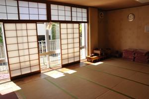 障子から日の光が差し込む、和室の風景写真