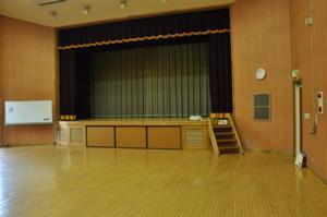 ホールの内装写真。大きなホールの奥にステージが設けられている様子が確認できる