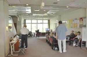 ロビーの風景写真。多くの高齢者がロビーのソファでくつろいでいる様子が確認できる