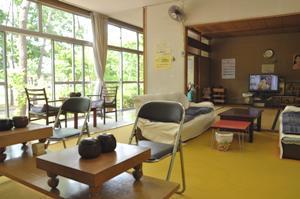 「大枝高齢者憩いの家」の内装の写真。写真手前のテーブルの上には囲碁セットが置かれている様子が確認できる