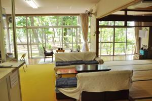 「大枝高齢者憩いの家」の内装の写真。絨毯敷きの部屋の中にソファやテーブル等が設置されているのが確認できる