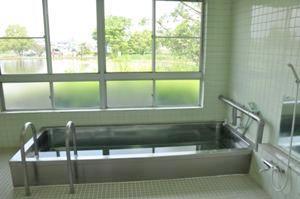 浴室内に設けられた浴槽の写真。浴槽奥には大きな窓が広がっている様が確認できる