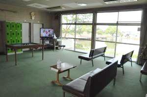 テレビや長椅子等が設置された、ロビーの内装写真