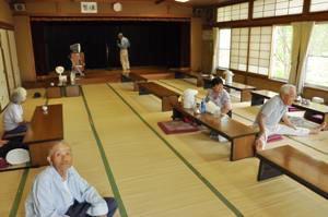 利用者たちが思い思いに休んでいる、広間の風景写真