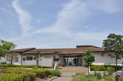 正面付近より撮影された、「薬師沼憩いの家」の施設外観の写真