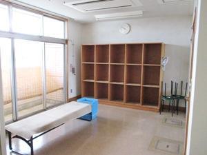 大きなロッカーが正面にある、脱衣所の内装写真