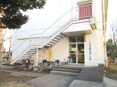 入口付近より撮影された、「大枝高齢者憩いの家」の施設外観の写真