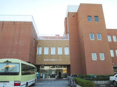 駐車場付近より撮影された、寿楽荘の施設外観の写真