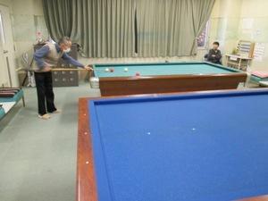プレイルームに設けられたビリヤード台にてビリヤードに興じる利用者の写真