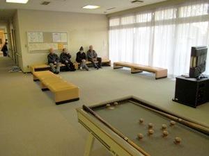 ベンチなどでくつろげる、エントランスホールの内装写真