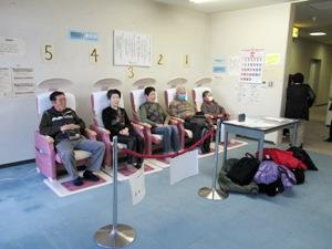 機能回復訓練室にて電位治療器を利用する利用者たちの写真