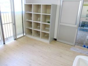 脱衣所の内装写真。床は板張りで、写真右側の引き戸の奥に浴室の内装が確認できる